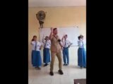 Video Viral Pak Guru Menari dengan Murid yang mendapat 195 Ribu Like dari Netizen