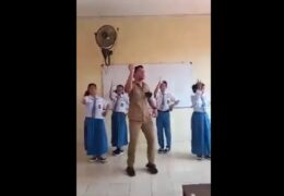 Video Viral Pak Guru Menari dengan Murid yang mendapat 195 Ribu Like dari Netizen